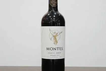 ภาพ Montes Classic Series Merlot 2022 / 1 ลัง 12 ขวด 8,900 บาท ประกอบบทความ มุมที่ 1